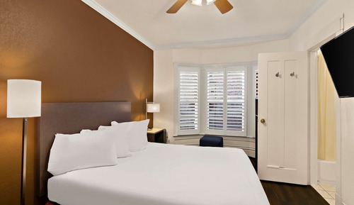 Standard Room, 1 Queen Bed, Non Smoking, Refrigerator & Microwave (Larger Room)