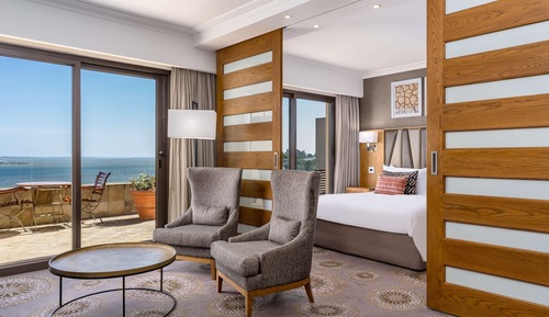 Deluxe King Suite with Lagoon View