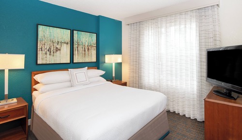Suite, 2 Bedrooms (Mobility/Hearing Access, Roll-In Shwr)