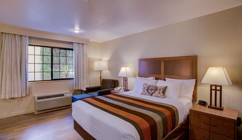 Standard Room, 1 Queen Bed, Non Smoking, Refrigerator & Microwave
