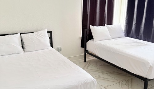 Quadruple Room (Family Room Shared Bath, 2 Queens)