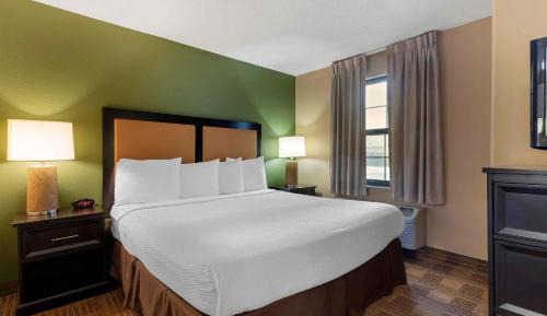 Deluxe Studio with 1 King Bed - Non-Smoking