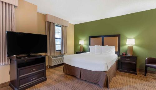 Deluxe Studio with 1 Queen Bed - Non-Smoking