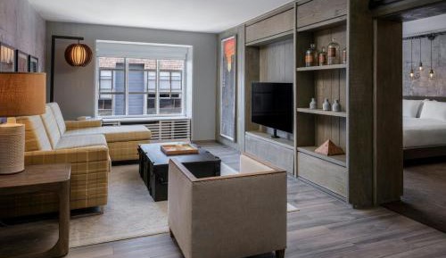 1 Bedroom Suite, 1 King, Courtyard view
