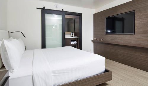 Standard Queen Room