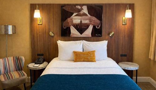 Traditional Queen Room with One Queen Bed