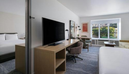 2 Connecting, Guest room, Urban view