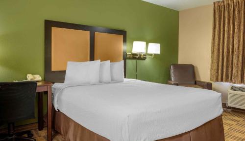 Queen studio with 1 Queen Bed - Disability Access/Non-Smoking