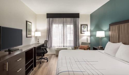 Queen Room with Two Queen Beds and Bath Tub - Mobility/Hearing Accessible - Non-Smoking