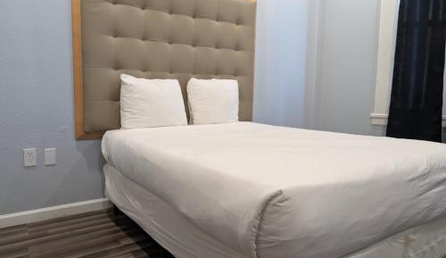 Deluxe Room with Shared Bathroom