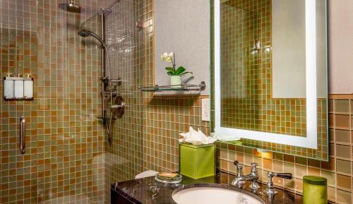 Samuel Suite, 1 Bedroom Suite, 1 King, Skyline view, Balcony