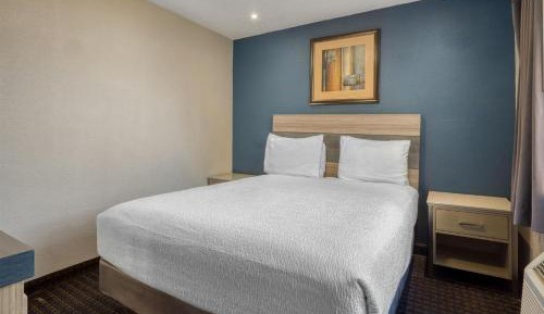 Queen Room - Mobility Accessible/Non-Smoking