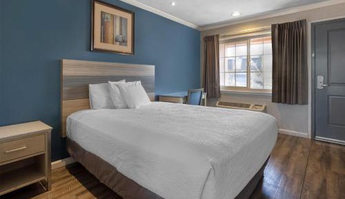 Queen Room with Roll-in Shower - Disability Access - Non-smoking