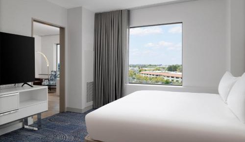 One-Bedroom King Junior Suite with City View