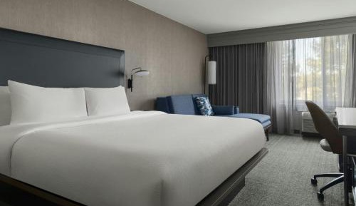 King Room with Adapted Tub - Mobility and Hearing Accessible
