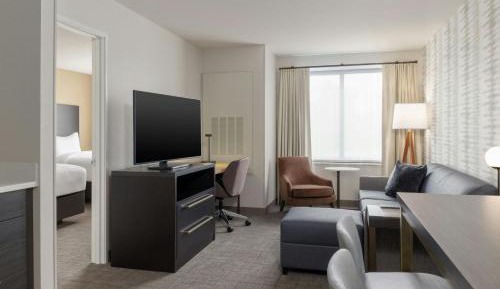 One-Bedroom Queen Suite with Two Queen and One Sofa Bed