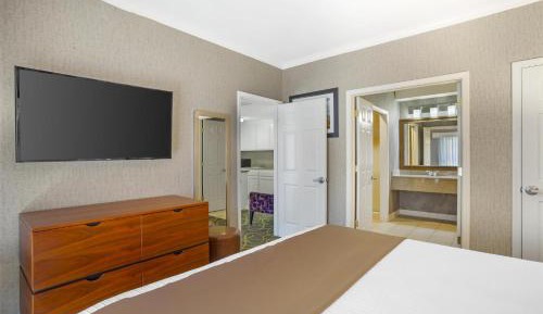 King Suite with Fireplace - Non-Smoking