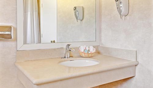 Deluxe Queen Room with Two Queen Beds - Non-Smoking