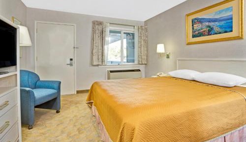 Deluxe Queen Room - Non-Smoking