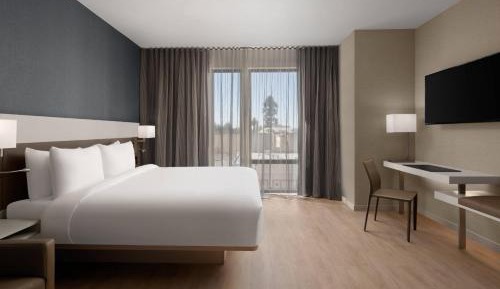 King Room with Bathtub - Mobility Access/Hearing Accessible