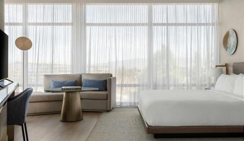 Junior King Suite with Mountain View