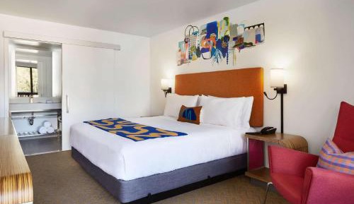 Queen Room with Bath Tub - Mobility Accessible