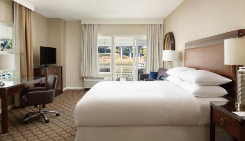 Corner King Room