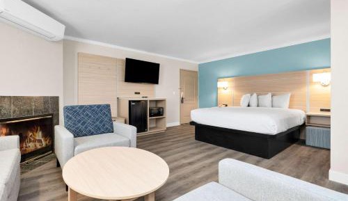 King Suite with Sofa Bed and Fireplace - Non-Smoking 