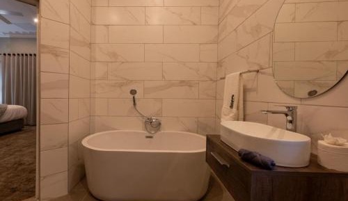 Deluxe King Suite