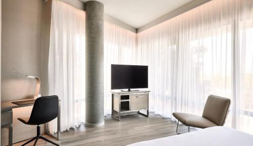 Corner King Room with Mountain View
