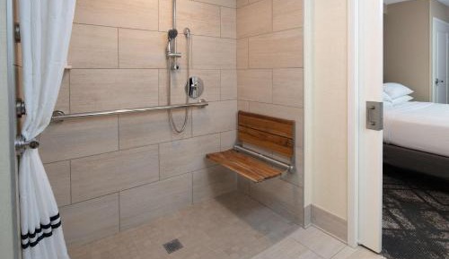 One-Bedroom King Suite with Roll-In Shower - Mobility Access/Non-Smoking