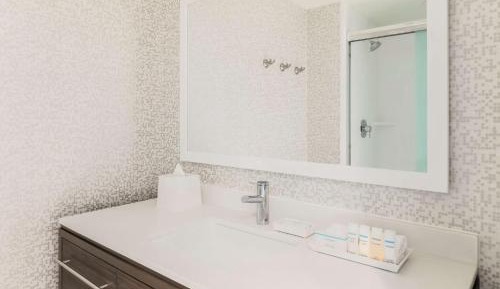 One-Bedroom Queen Suite - Hearing Access/Non-Smoking
