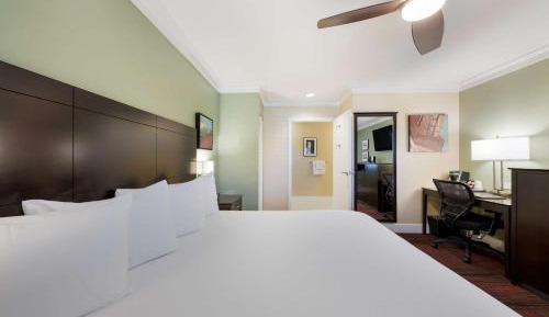 King Room with Roll-in Shower - Disability Access/Non-Smoking
