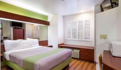 Deluxe King Room - Non-Smoking