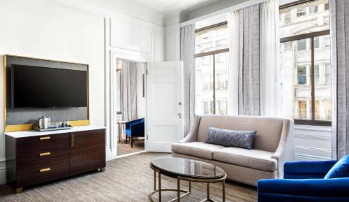 Classic Suite, 1 Bedroom Executive Suite, 1 King, Landmark