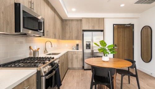 Caltrain-Facing, One Bedroom Apartment (Self Check-in with Virtual Front Desk)