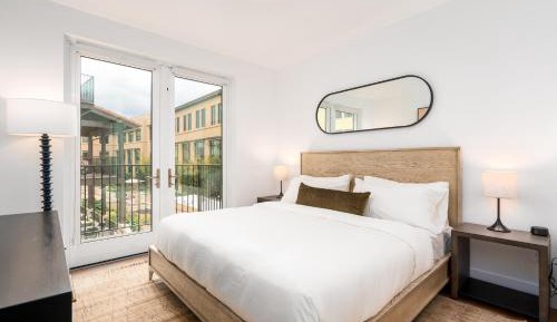 Caltrain-Facing, Two Bedroom Apartment (Self Check-in with Virtual Front Desk)