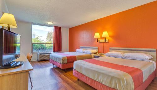 3 Queen Bed | Extended Suite
