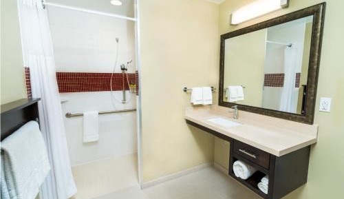 Studio King Suite with Accessible Roll in Shower - Non-Smoking