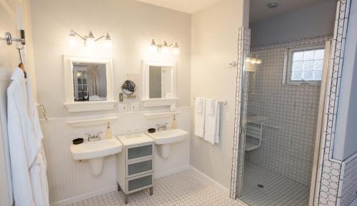King Room with Roll-In Shower - Disability Access