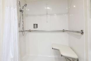 Queen Room with Two Queen Beds and Bath Tub - Disability Access/Non-Smoking 