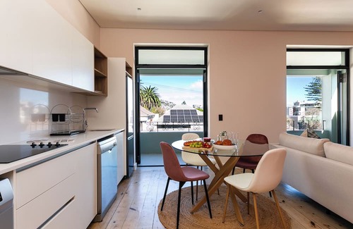 Sea Point Apartment | Panoramic Peaks 300m from Sea w/Mountain View