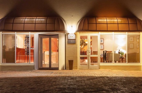 Lagoon Beach Hotel | Cape Town Beachfront Apartments at Leisure Bay