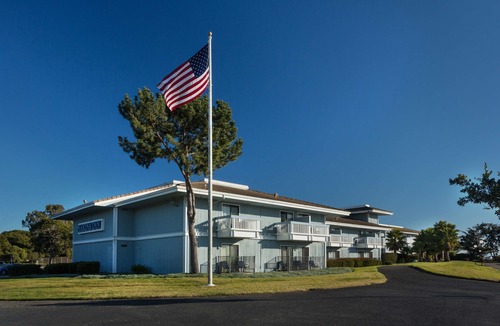 San Leandro Hotel | The Marina Inn on San Francisco Bay