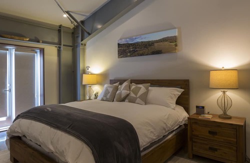 Clear Lake Bed & Breakfast | Bed & Barrel at Stonehouse Cellars
