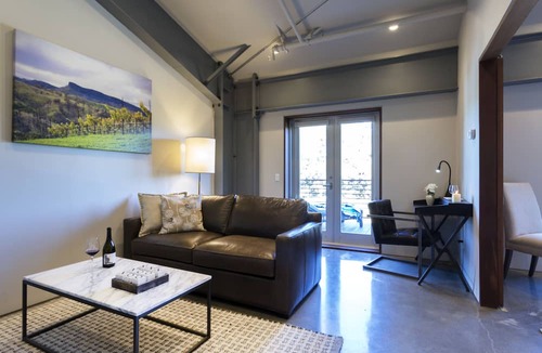 Clear Lake Bed & Breakfast | Bed & Barrel at Stonehouse Cellars