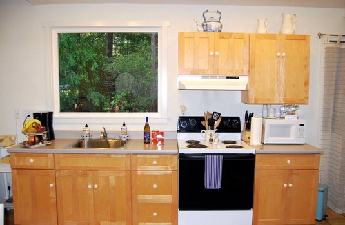 Mendocino Cottage | Romantic Mendocino Garden Cottage - 4 Minutes from the Ocean
