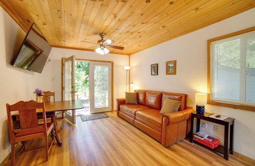 Cobb Cottage | Golf, Hike, Sip Wine: Cobb Mountain Cabin w/Patio