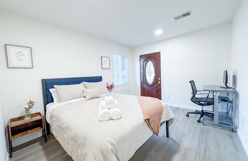 North Whisman House | Walk to Google 3BR Home Yard & Kitchen