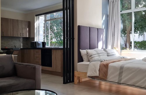 Rondebosch Apartment | Green Oasis apartment nestled among tall trees- extra length bed, queen size
